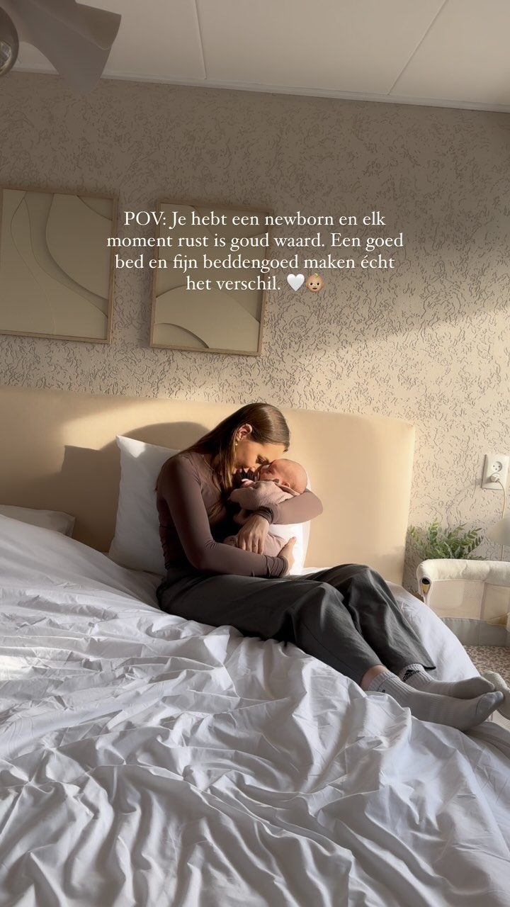 Instagram post by @lisadamenv for Emma Sleep NL. Caption reads: Slaap is heilig, zeker met een newborn. 👶🏼💤 Wij....