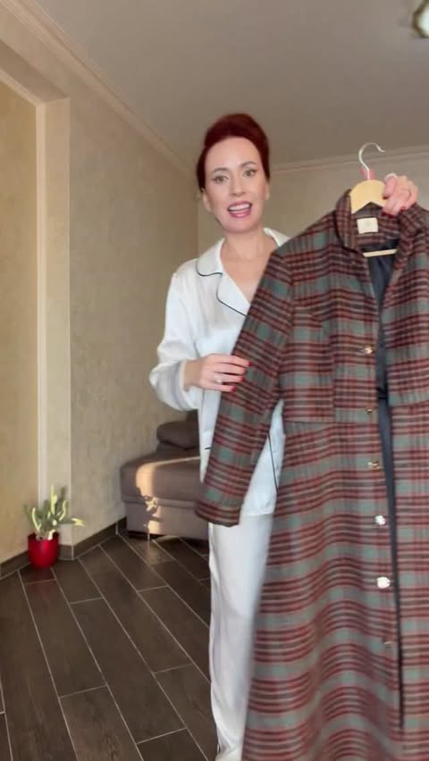 Instagram post by an influencer for Linenvibes. Caption reads: 𝙒𝙤𝙤𝙡 𝘾𝙤𝙖𝙩, 𝙇𝙤𝙣𝙜 𝙎𝙡𝙚𝙚𝙫𝙚𝙨,....