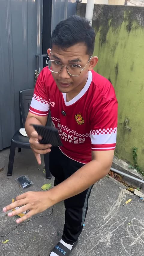 Instagram post by @mu_chid17 for Shopee Malaysia. Caption reads: Arang kenaf serap bau ada di profile no 40....