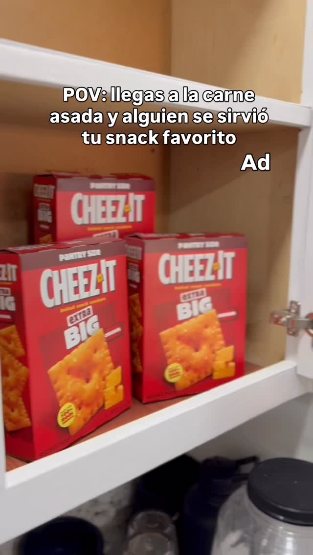 Instagram post by @chris1216_ for Cheez-It. Caption reads: #ad Ni siquiera puedes confiarle a tu hermana tus....