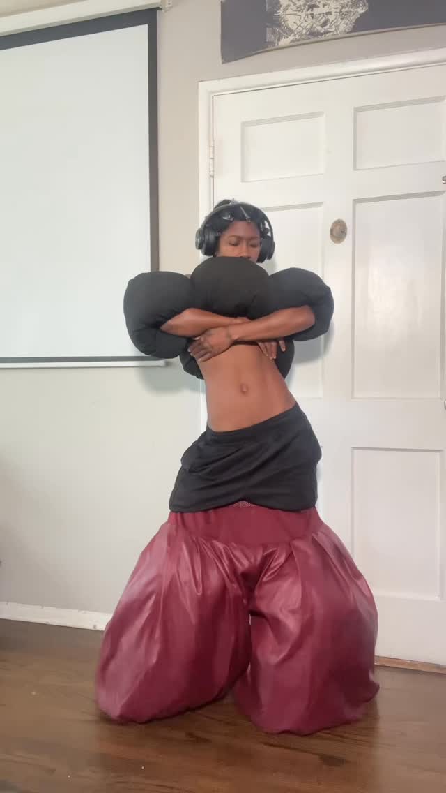 Instagram post by @kingminzly for VITALY. Caption reads: Styling basketball shorts 🏀
.
Top: @kmeworld....