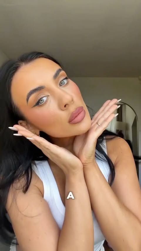 Instagram post by @_meaganwells for Estée Lauder Argentina. Caption reads: AD Let’s test the BRAND NEW @esteelauderuk Double....