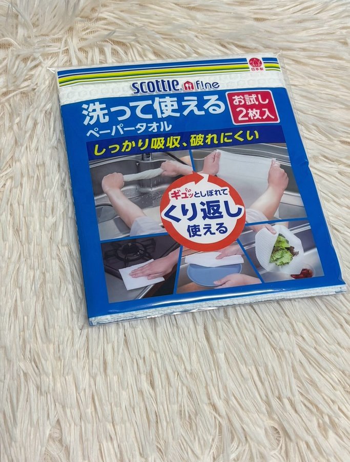 Instagram post by @saaaku_ for ESSEonline. Caption reads: ESSEファンパーティ2025に参加し日本製紙クレシアのスコッティファイン　洗って使えるペーパータオ....