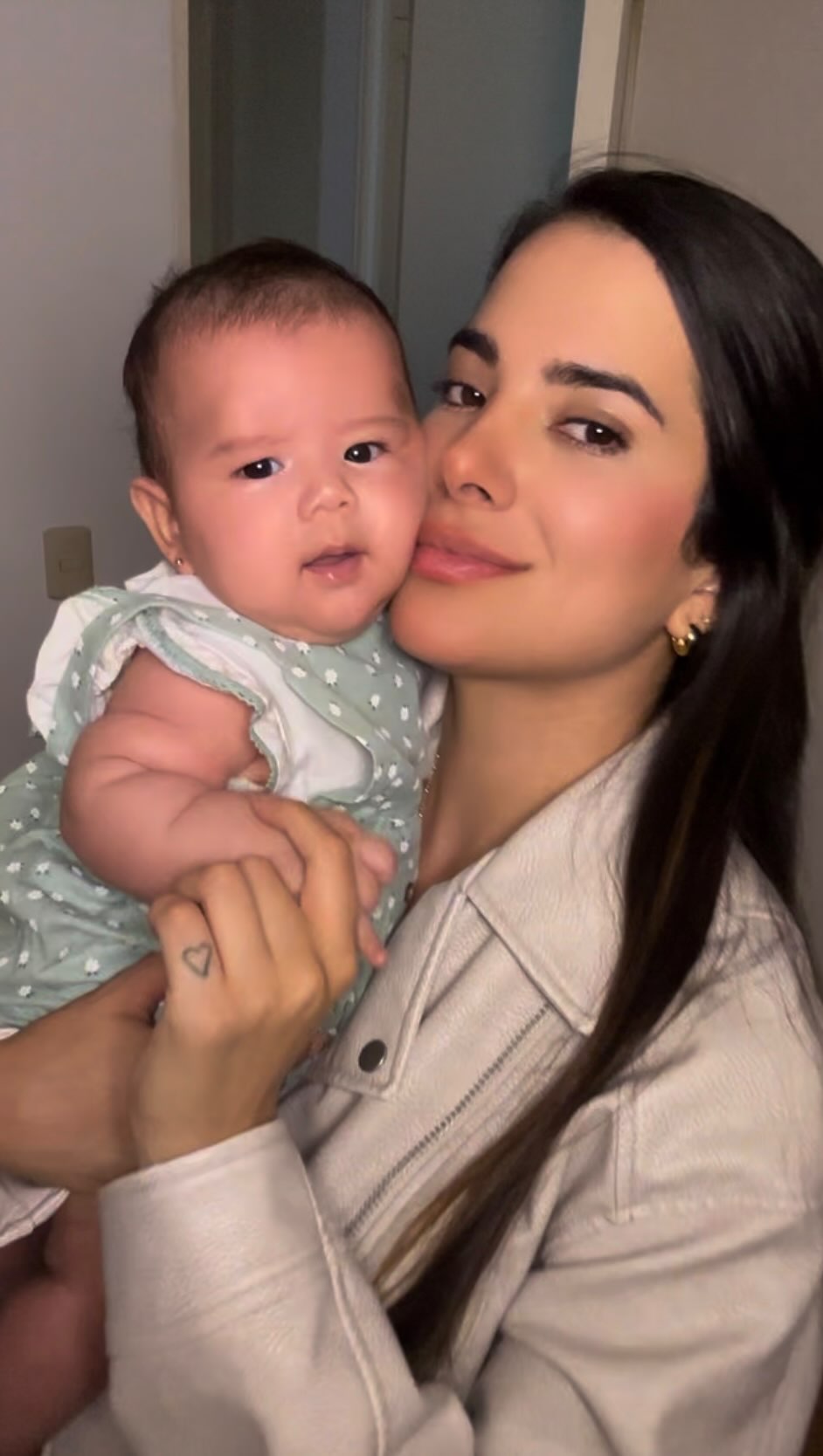 Instagram post by @suheyncipriani for Huggies. Caption reads: Nuestros días son un poco caos, un poco amor &....
