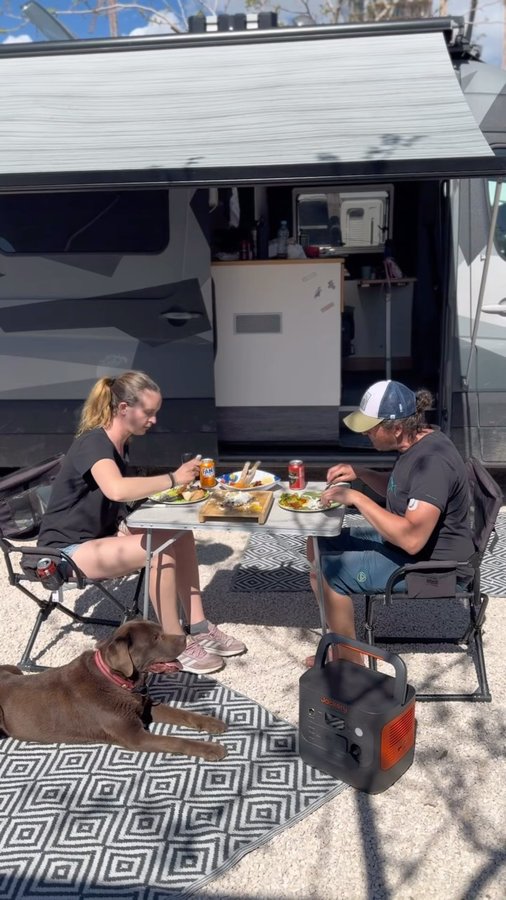 Instagram post by @bala_on_tour for Jackery. Caption reads: [...] wenn wir mit unserer @jackery.de Explorer....