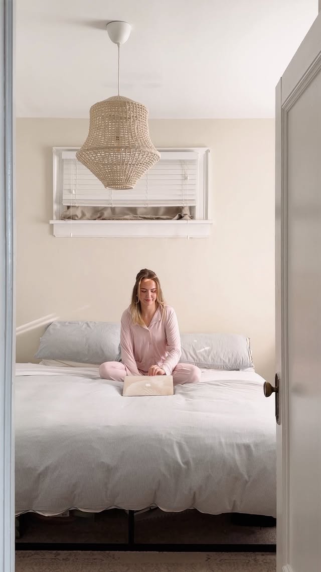 Instagram post by @saigetaylor for Knix. Caption reads: @knix BLACK FRIDAY = up to 60% off sitewide [...].