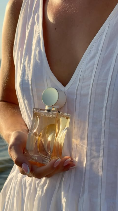Instagram post by @marthawr for Estée Lauder Argentina. Caption reads: AD Introducing Glimmer ✨ The new fragrance from....