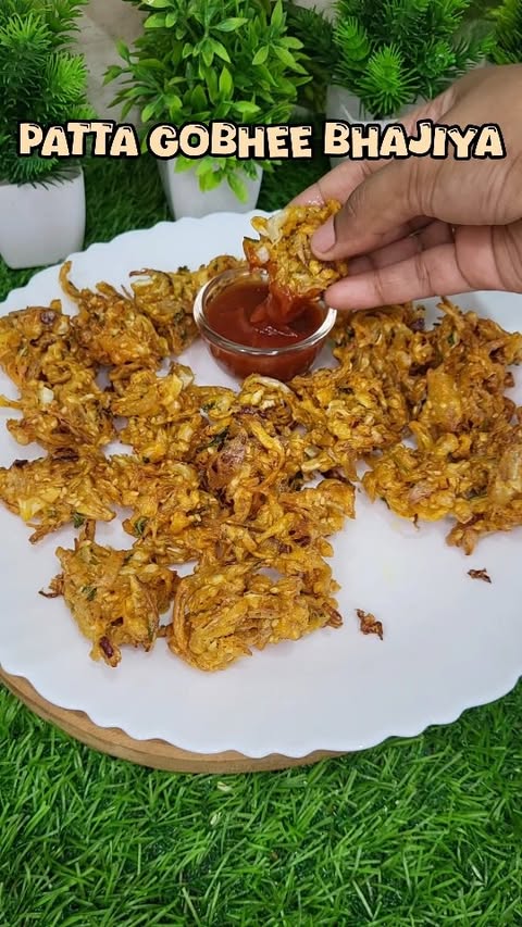 Instagram post by @guddus_cooking_adda for Everest Spices. Caption reads: Patta Gobhi bhajiya recipe Crispy outside, soft....