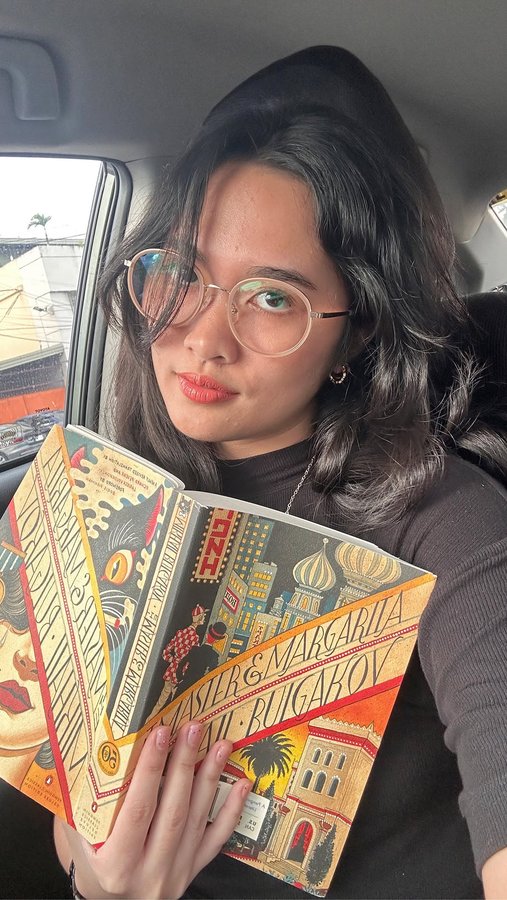 Instagram post by @chroniqled for Sunnies Studios. Caption reads: [...] the Alvaro in Toasted Peach ♥️✨ 👓....