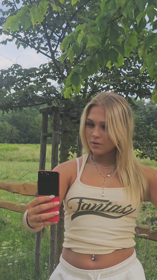 Instagram post by @santiakz for Samsung Polska. Caption reads: [...] szybkie i przydatne @samsungpolska #reklama....