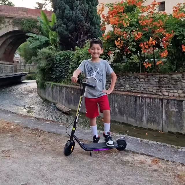 Instagram post by @aysemmaya for Nike. Caption reads: 🛴EVERCROSS E6🛴
Cc mes chéries j'espère que vous....