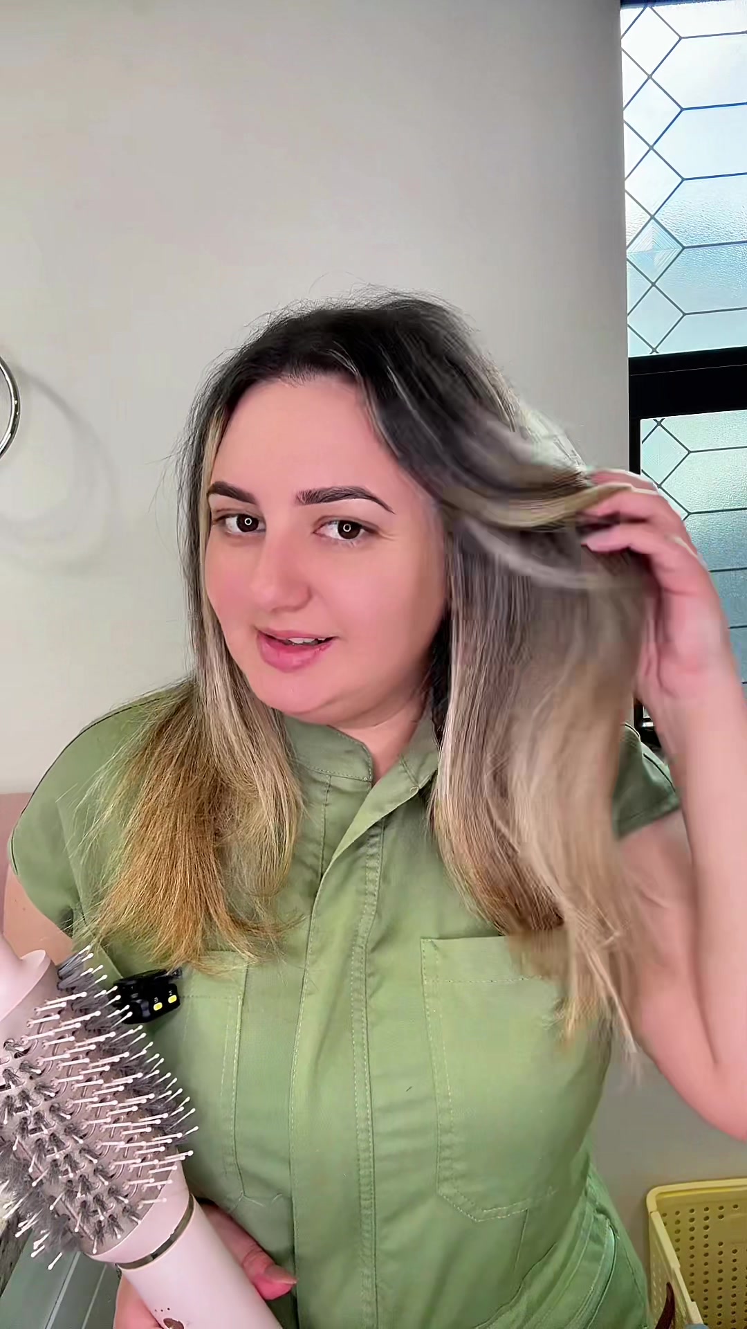 TikTok post by @eimybbeauty for T3 Micro. Caption reads: [...] y cero frizz… OBSESIONADA 🤍@T3 Micro ....