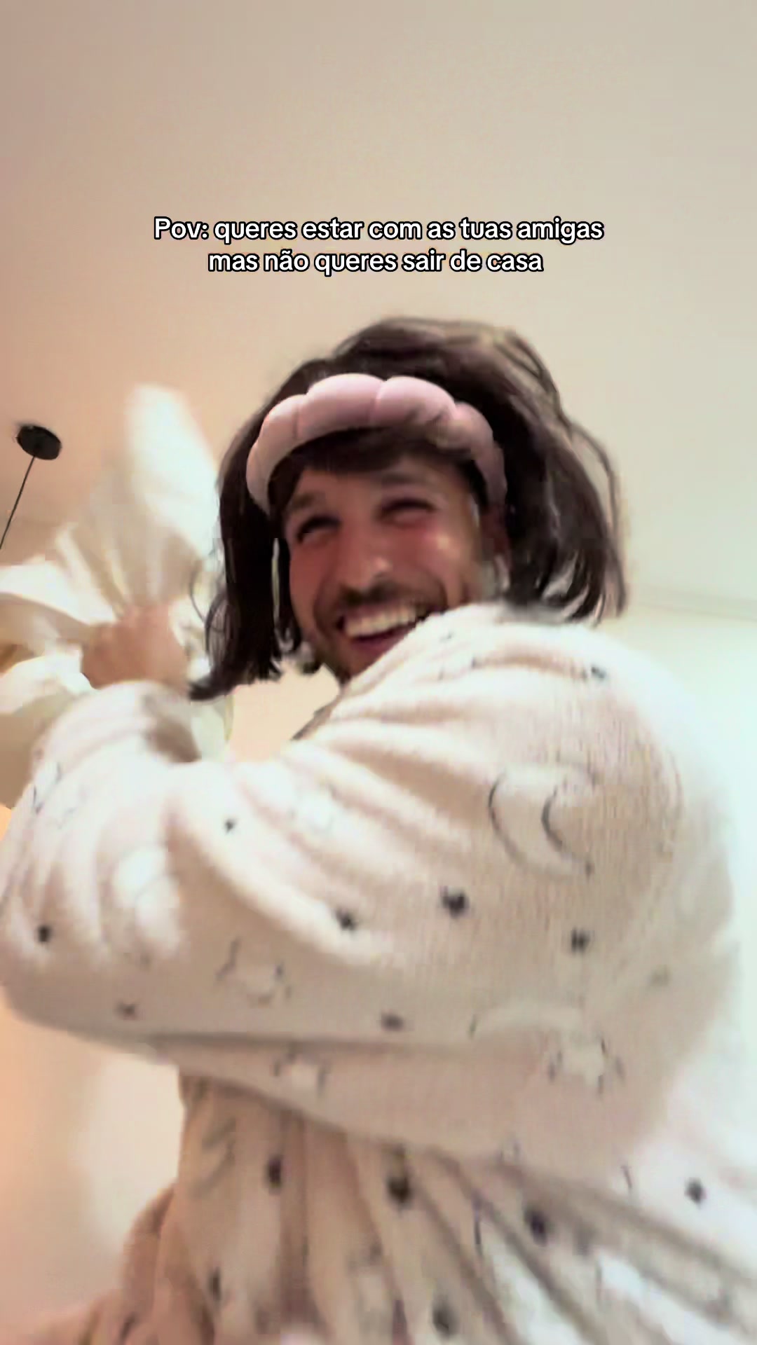 TikTok post by @catiaefabio for Herboxa. Caption reads: Girls night 💅🏽 #pov  #herboxa #bemestardiário....