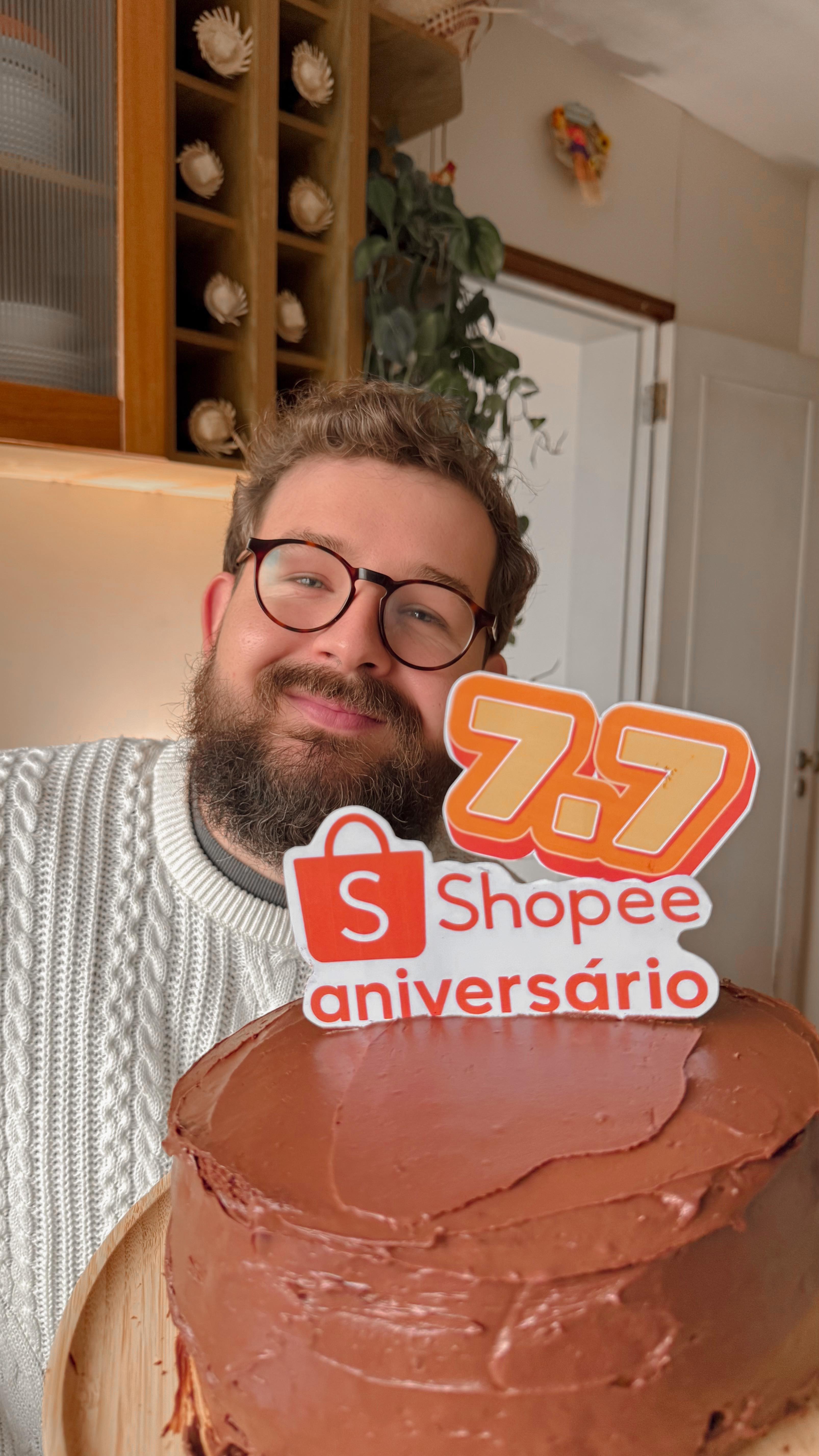 Instagram post by @euluizfelipealves for Shopee. Caption reads: Bolo de chocolate com ganache cremoso, queridinho....