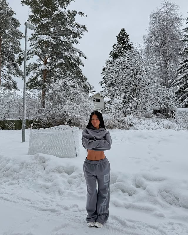 Instagram post by @ashleyekee for DFYNE. Caption reads: cold, happy & grateful

@dfyne.official code....