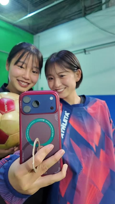Instagram post by @mayaka_0501 for TORRAS. Caption reads: 「TORRAS Ostand Q3 Air ポルトガル代表サッカーチーム コラボコレクション」....