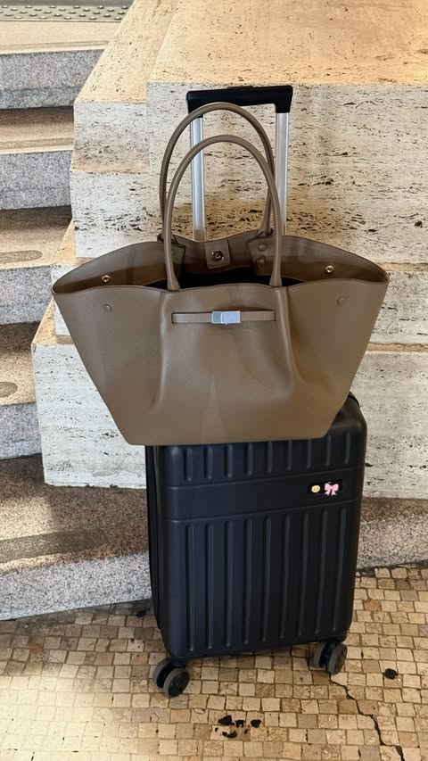 Instagram post by @ginnnnnnnn for DeMellier. Caption reads: nuova bimba a casa! @demellierlondon gift #maxibag....