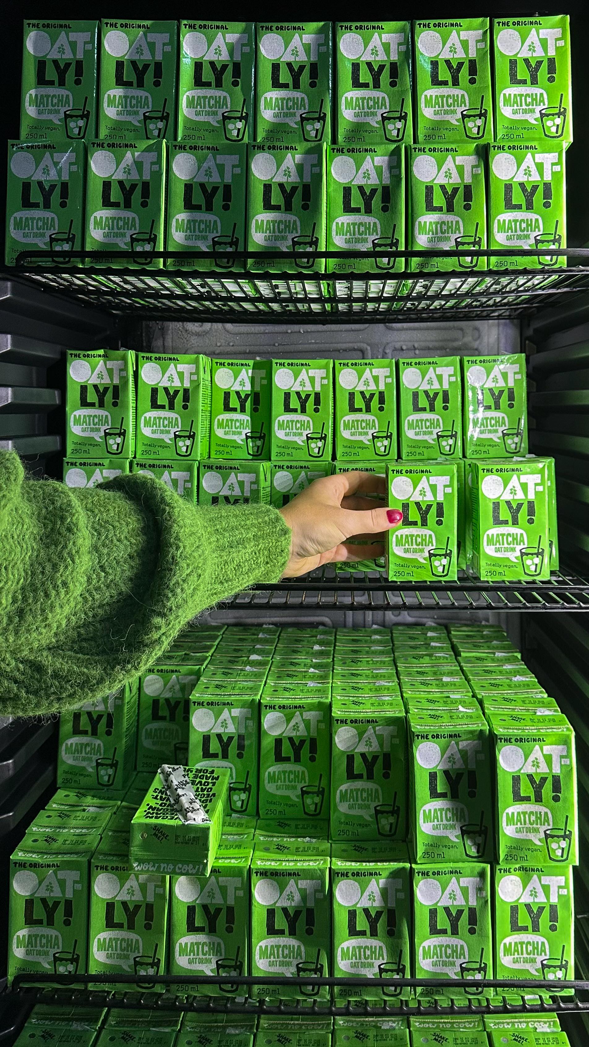 Instagram post by @lillibethchen for Oatly. Caption reads: anzeige 🌀 when @oatly invites you for limitless....