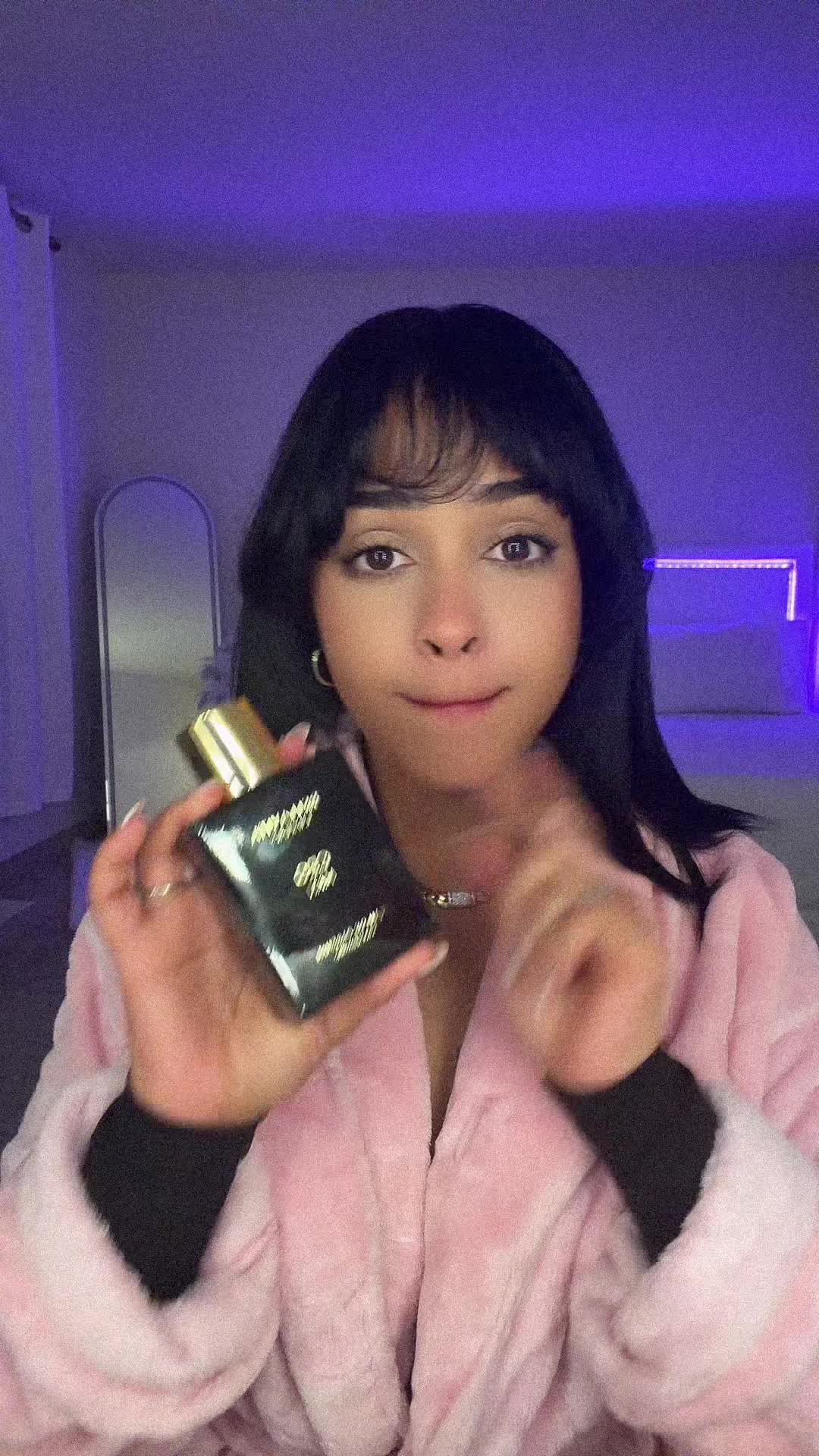 TikTok post by @jennysos15 for BellaVitashop. Caption reads: Huele a hombre fino y elegante 🤩 wow....