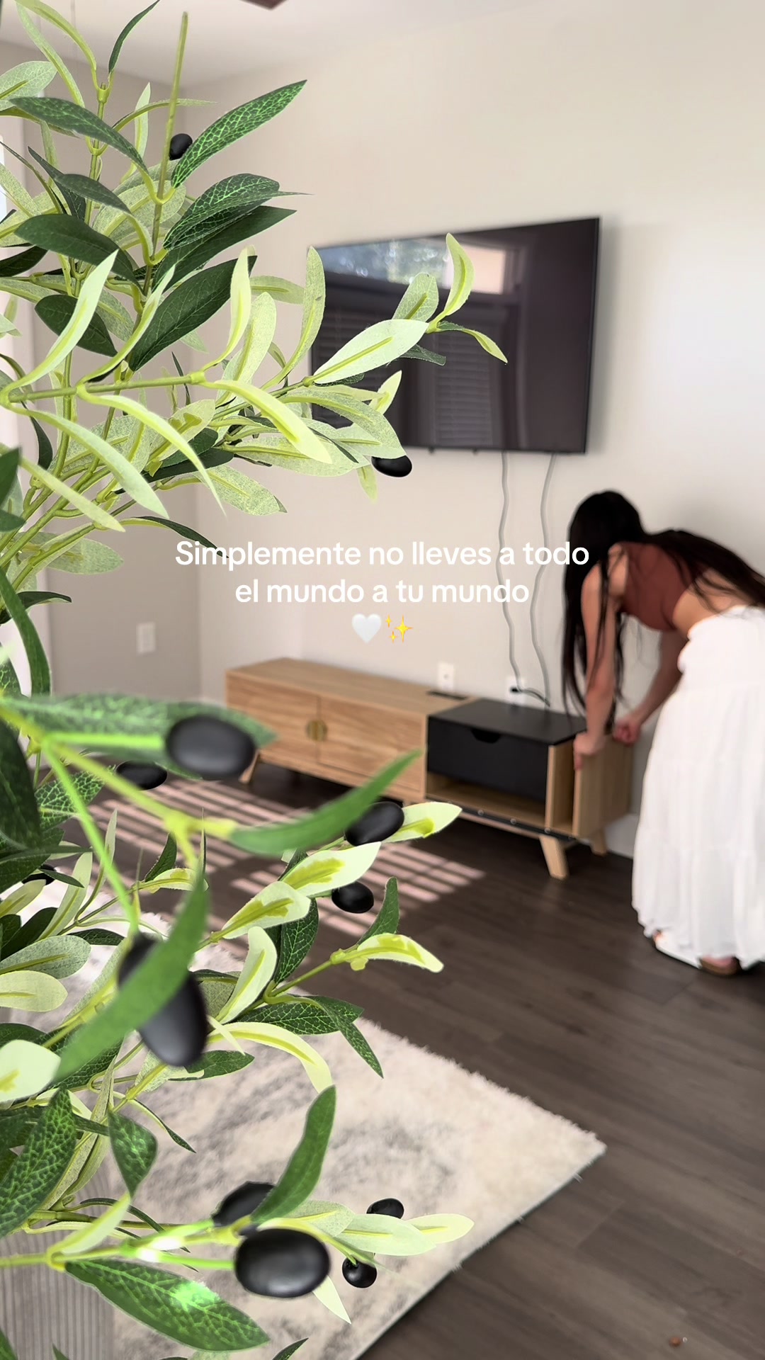 TikTok post by @yasmi_vlog3 for Giratree. Caption reads: [...] #momlife #lifestyle #homedecor #@Giratree....