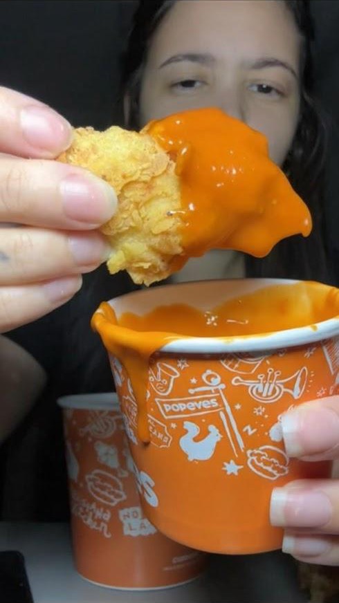 Instagram post by @carmelitaevilim for Popeyes Brasil. Caption reads: Quer provar o novo Molhão Chilli Pimenta Defumada....