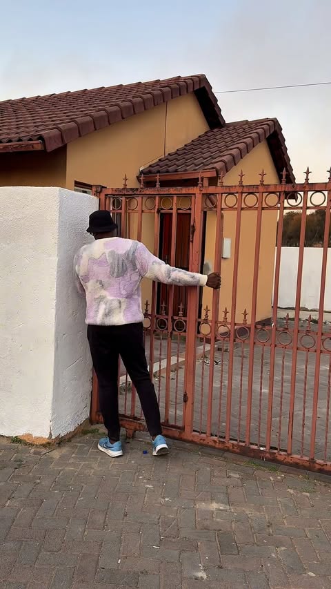 Instagram post by @leyfortskitchen for Dulux. Caption reads: [...] our house with a R20,000.00 budget. @duluxsa....