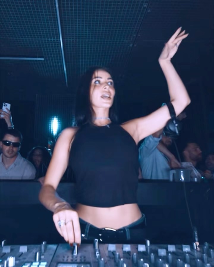 Instagram post by @biia__________ for 7 FOR ALL MANKIND. Caption reads: [...] lovely to meet you!!!
all fitted by....