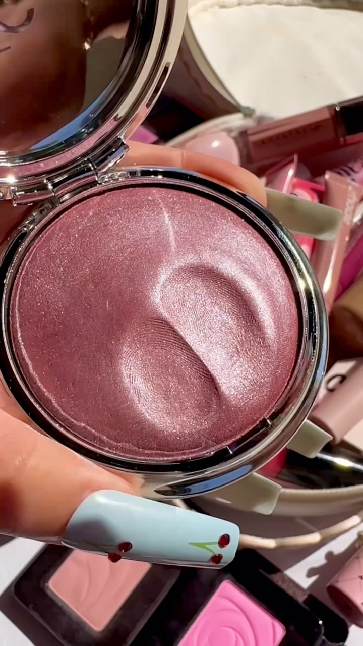 Instagram post by @makeupxoaddict for FOCALLURE US. Caption reads: The prettiest highlighter ?....