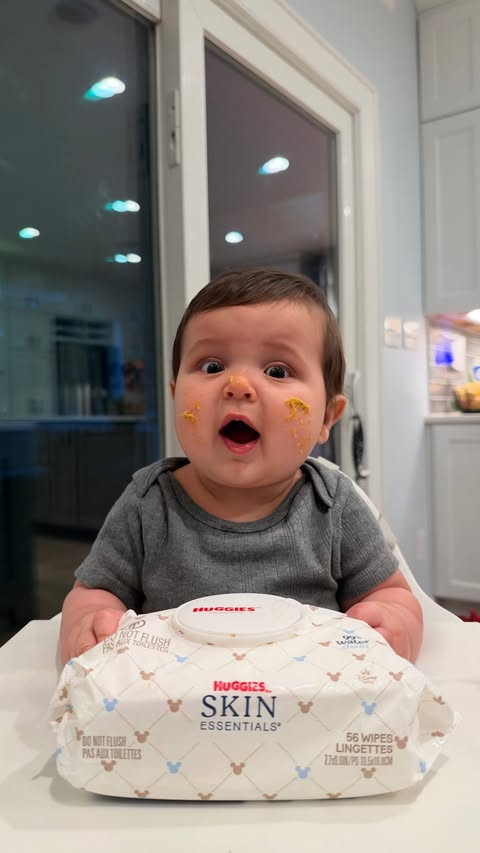 Instagram post by @mrs.isabelabarbosa for Huggies. Caption reads: [...] clean up, and for that we use @huggies Skin....
