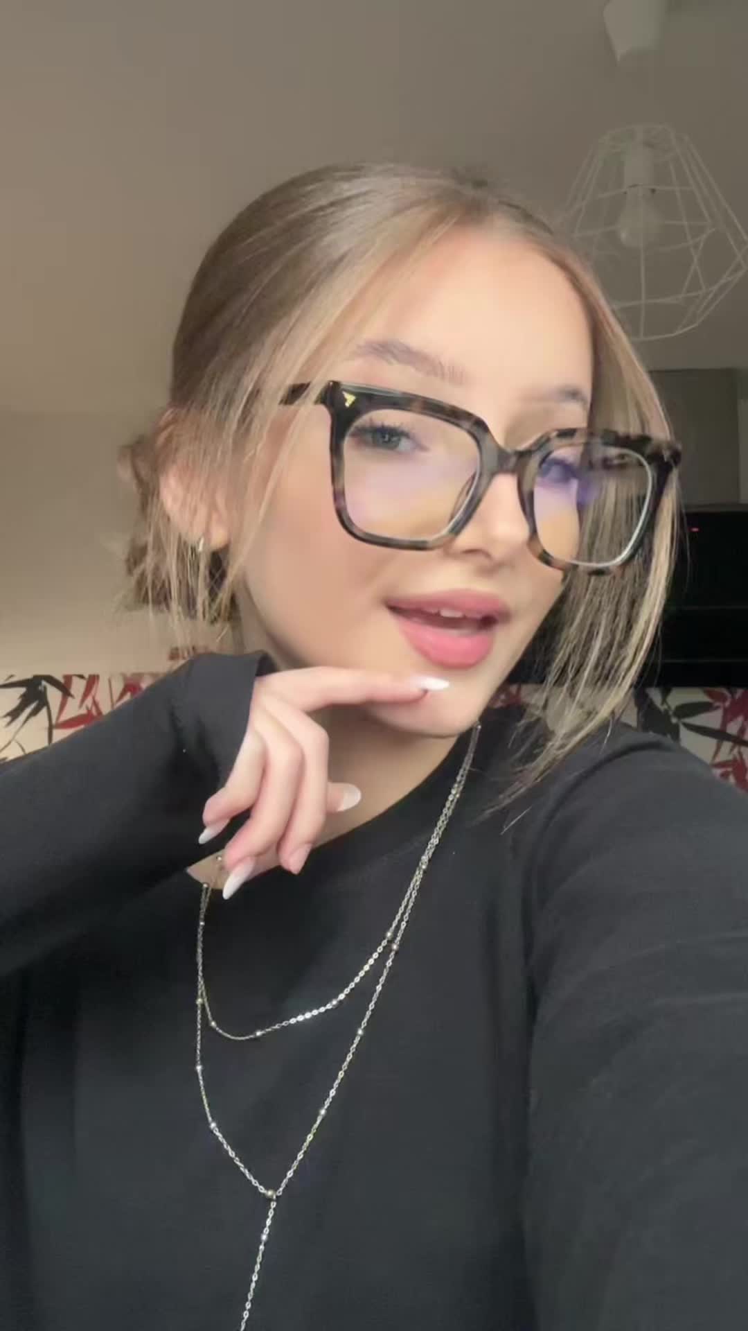 TikTok post by @zuziiakozera for Firmoo. Caption reads: kfc nie dalo deala mi... || glasses from @Firmoo....