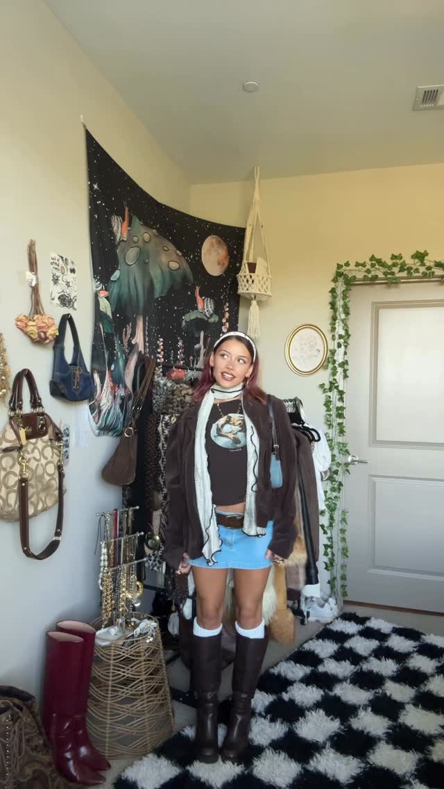 Instagram post by @isavramirez for In Print We Trust. Caption reads: Tee from @inprintwetrust.co 
#explorepage #fashion....