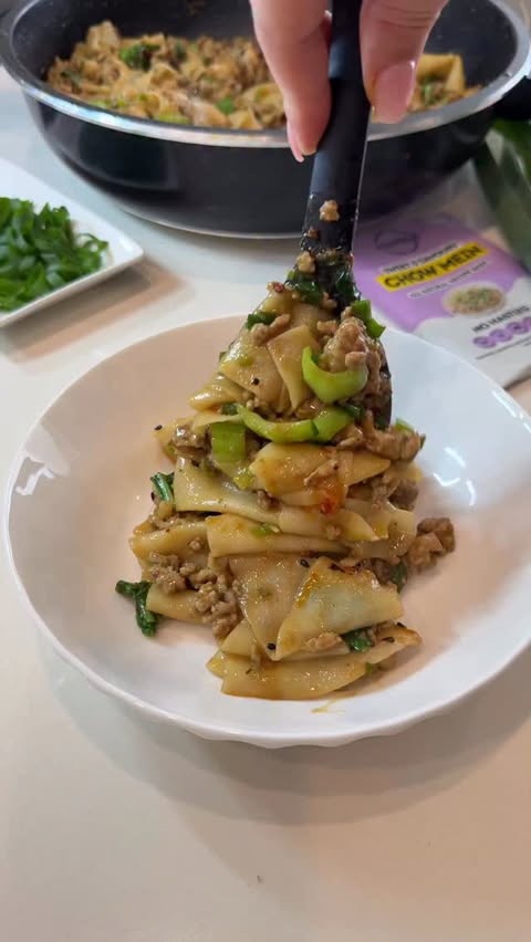 Instagram post by @breesyummycreations for Mingle Seasoning. Caption reads: [...] make the best noodles? A packet of....