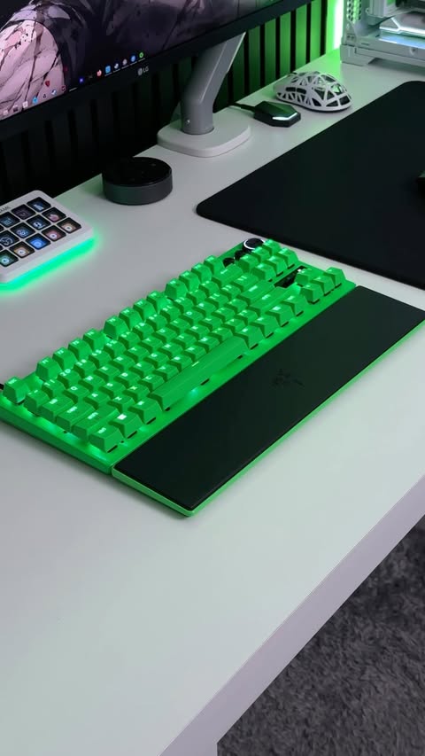 Instagram post by @comicplayers for Razer. Caption reads: Razer Huntsman v3 Pro Tenkeyless 8Khz 🥵🔥 The....