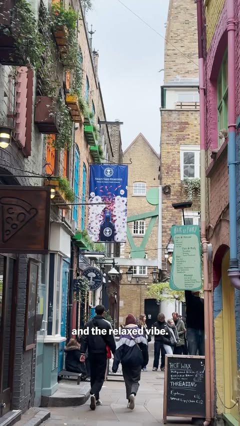 Instagram post by @stephanieyeboah for Lonely Planet. Caption reads: FREE THINGS IN LONDON 💸 As told by LP contributor....