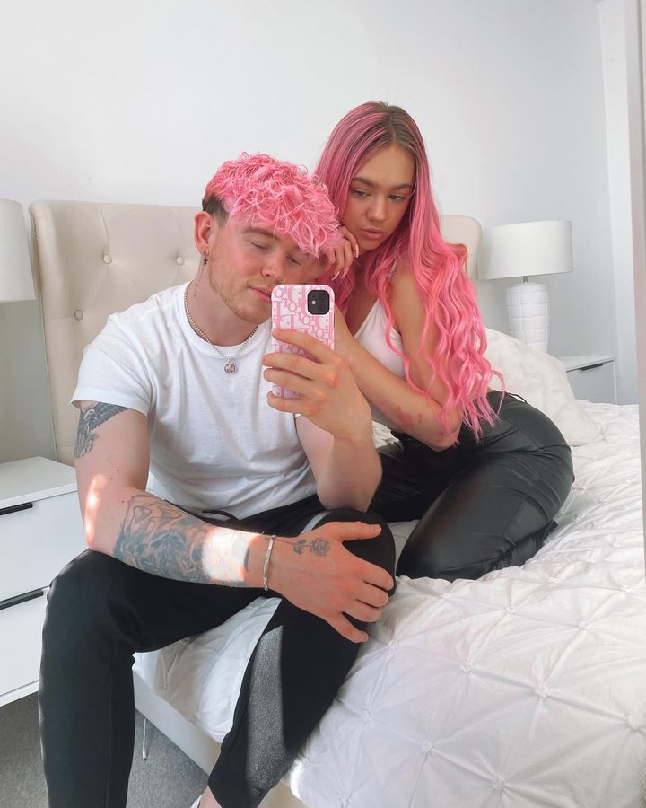 Instagram post by @rosieandharry for Arista Living. Caption reads: you are stuck in my heart🔐
make sure you guys use....