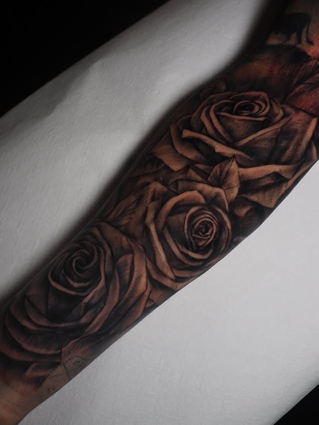 Instagram post by @lucefrost_tattoo_all_styles for JCONLY. Caption reads: 🇮🇹.. per chi volesse un mio tattoo mi trovate....