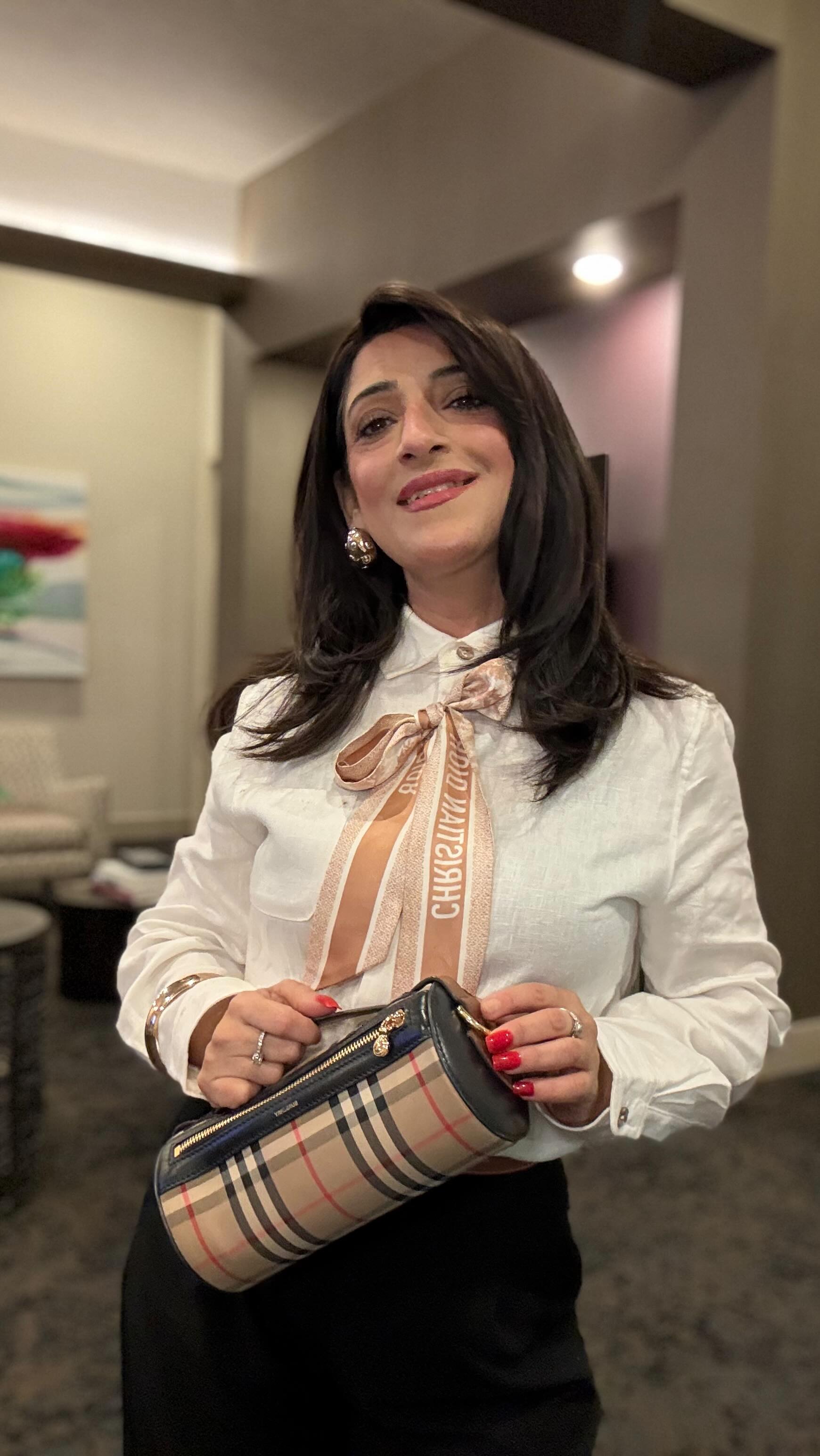 Instagram post by @lifez_beautifull for Linticoshop. Caption reads: [...] Shirt is a wardrobe staple!

Shop....