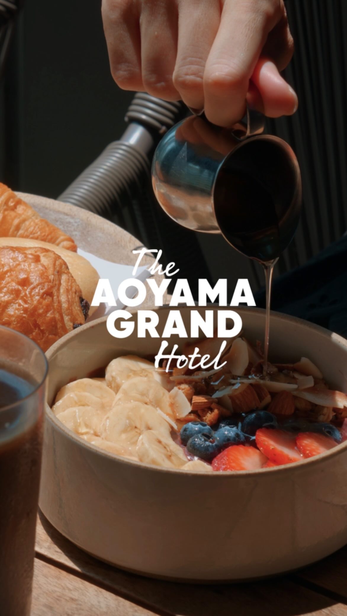 Instagram post by @cafellage for THE AOYAMA GRAND HOTEL. Caption reads: 朝に食べたい大人気スイーツ🍨

@aoyamagrand 
店名：THE....