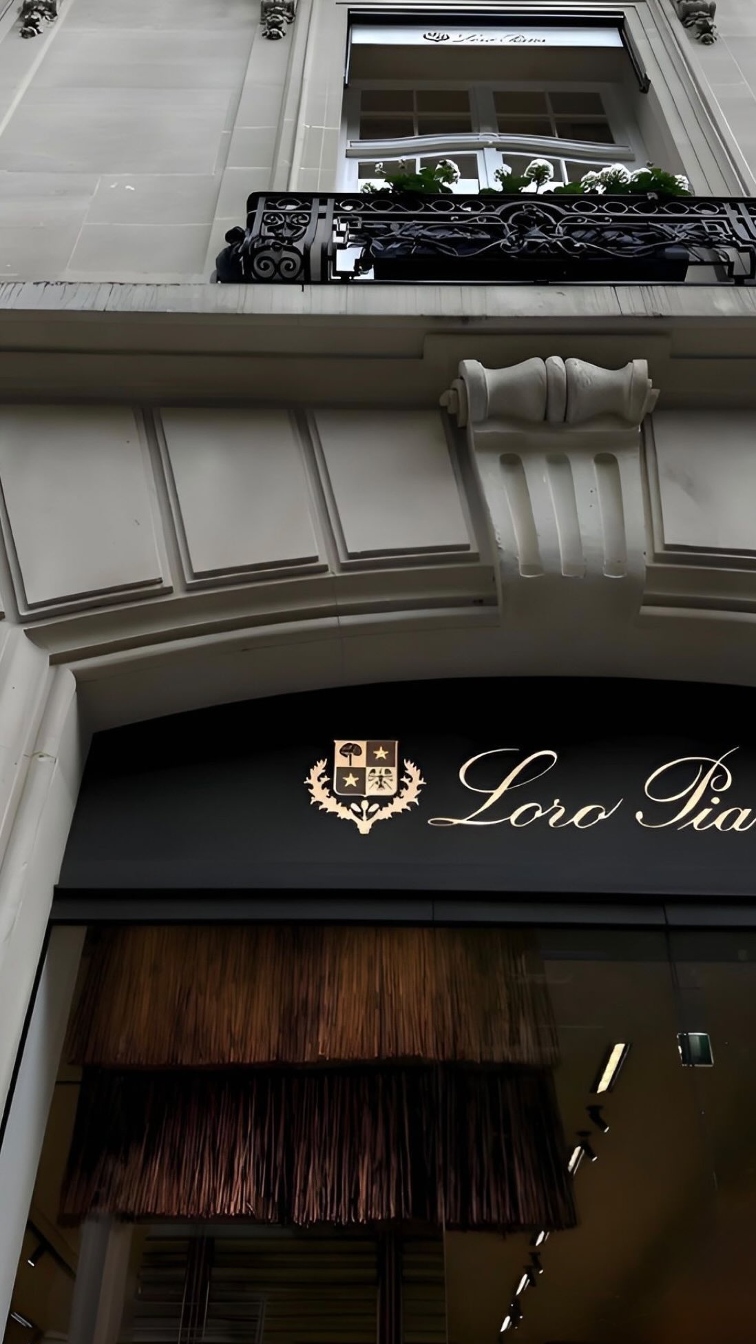 Instagram post by @medineogtc for Ipekyol. Caption reads: Timeless stayle etek @manukaofficial 
@ipekyoltr....