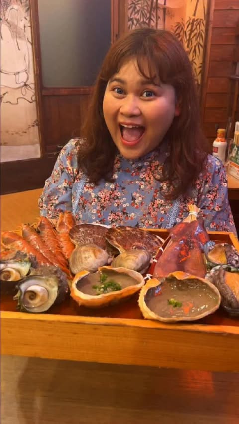 Instagram post by @mizhelle_ontherun for PEPPER Likes. Caption reads: Seafood heaven 😭 I don’t think I’ve ever eaten....