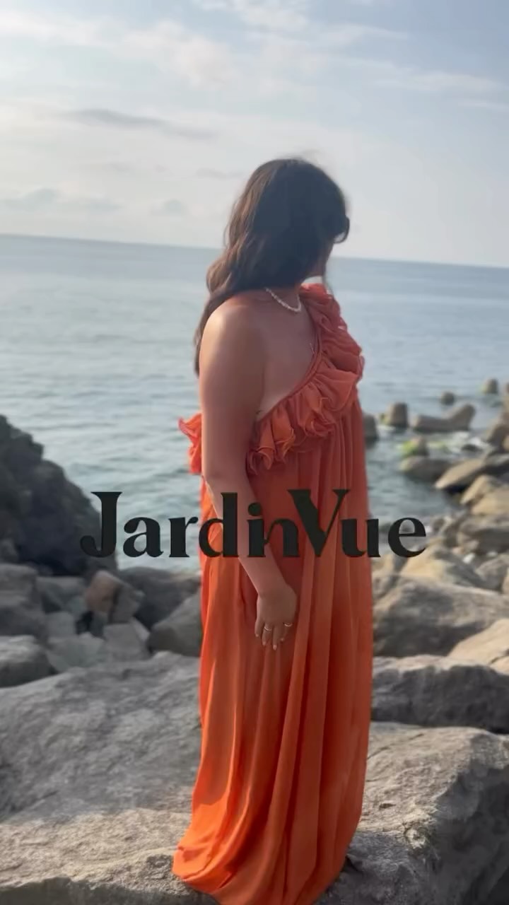 Instagram post by @pilpani.mariami for JardinVue. Caption reads: Pure sophistication in the most vibrant shade!....