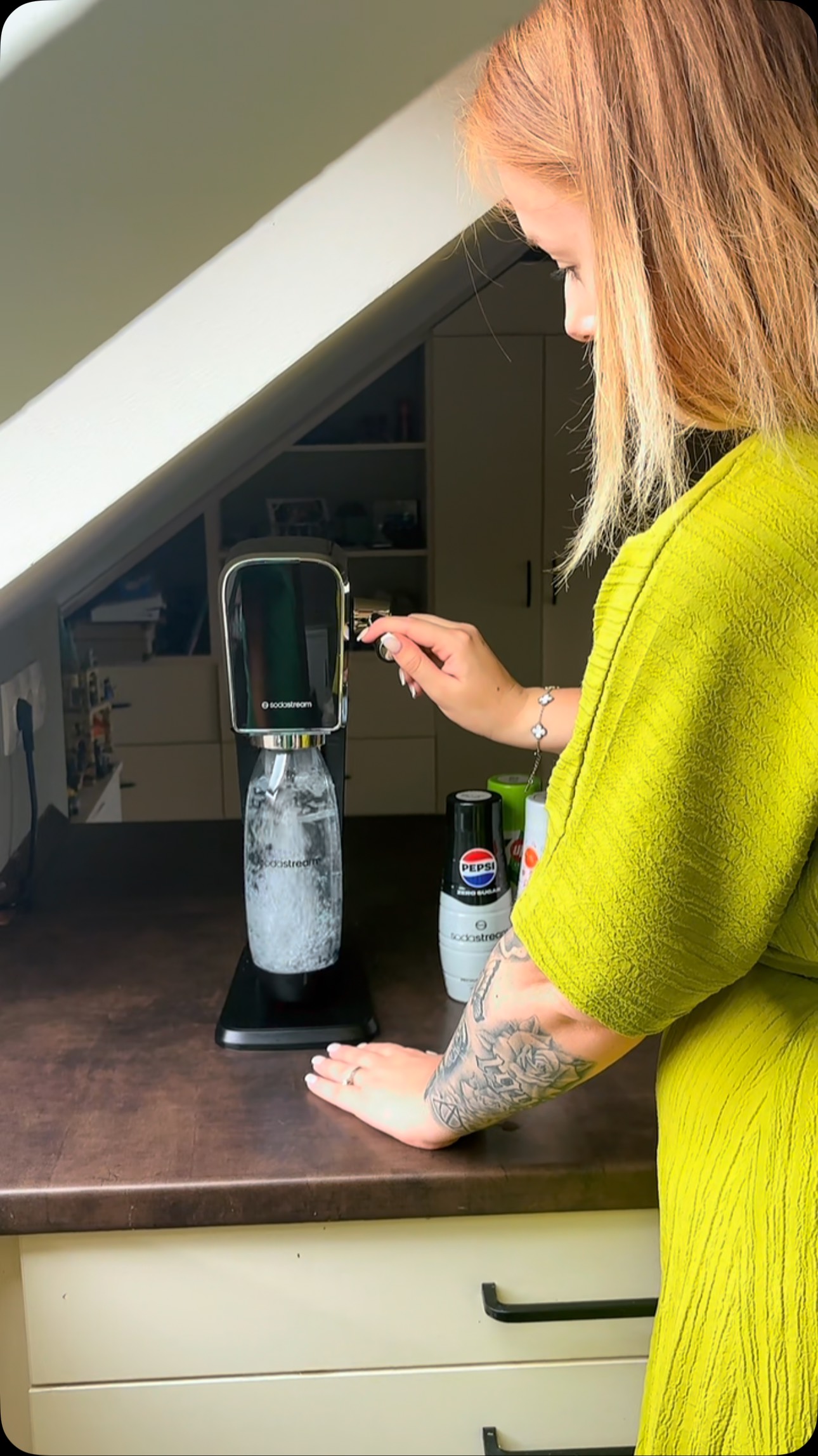 Instagram post by @sg_eveliin for SodaStream. Caption reads: [...] üdítő nálam készül – SodaStreammel.💧✨....