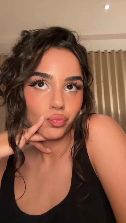 Instagram post by @aeymsz for Kylie Cosmetics. Caption reads: signature look eyes @kyliecosmetics liner....