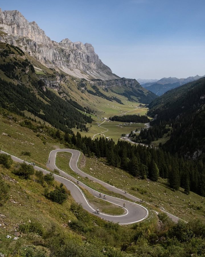 Instagram post by @roadbike.andy for OCHSNER SPORT. Caption reads: Ride the Alps #Klausen ☀️🤩 Am Wochenende fand das....