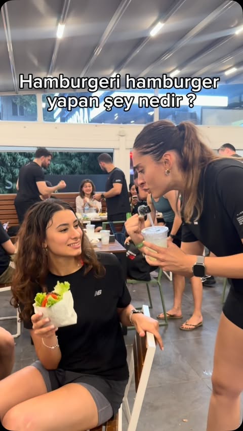 Instagram post by @easyrun.club for Shake Shack. Caption reads: [...] hamburger yapan şey nedirrr ?? @shakeshacktr....