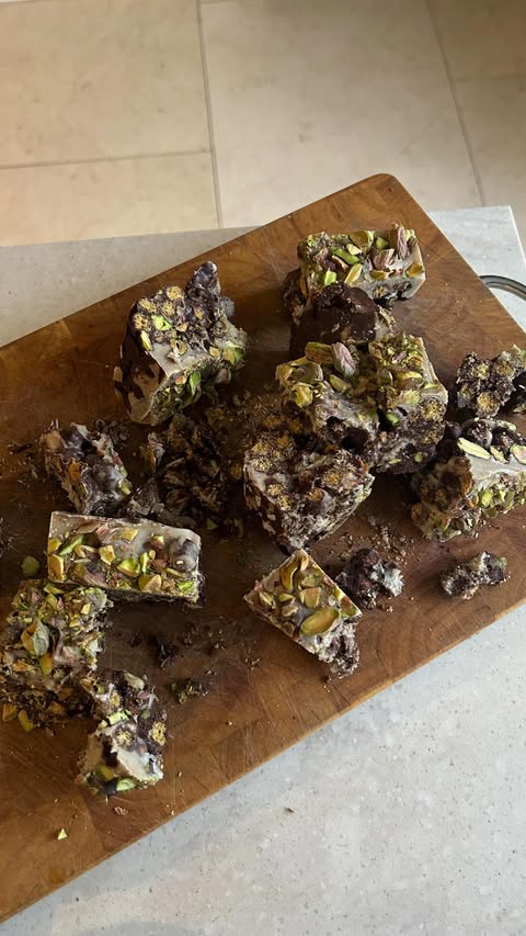 Instagram post by @elllgibson for Natures Path. Caption reads: [...] chocolate pistachio crunch bars using....