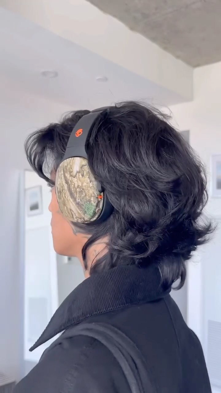 Instagram post by @justmelines for Skullcandy. Caption reads: these headphones don’t disappoint @skullcandy 🎧.