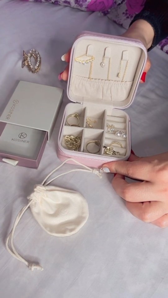 Instagram post by @farah__beauty06 for Kosinerjewelry. Caption reads: Feeling pretty 🤩🥰

Jewelry from @kosinerjewelry....