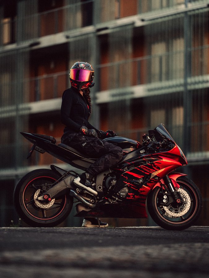 Instagram post by @donnaschins for ABS Fairings. Caption reads: [...] 🫶🏻 @cardosystems (Donna -10%)....