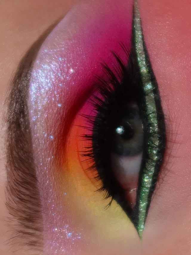 Instagram post by an influencer for essence cosmetics. Caption reads: Tropic Eyes 🌴 ib @facegod__ @maybelline grippy....
